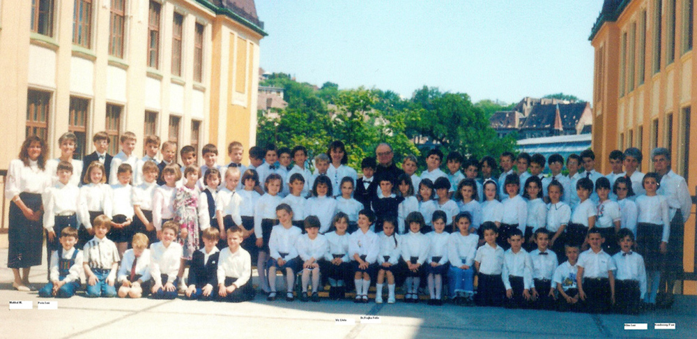 Az első évfolyam az újjáalapított iskolában p. Frajka Félix OFM atyával 1994-95-ös tanév