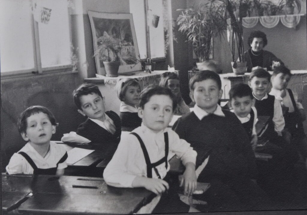 1957-ben indult osztály (bal oldalon az akkori iskolaorvos egy évvel nálunk fiatalabb_lánya, Szilfai Márta, későbbi operaénekes)